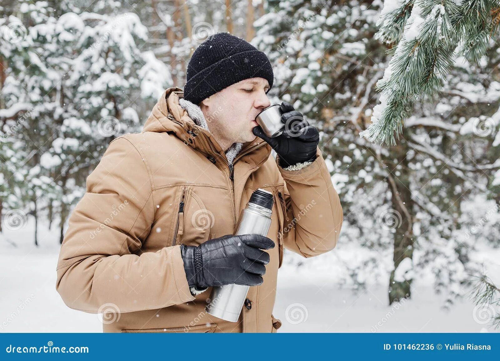 Человек с термосом. Фотосессия зимой в лесу с термосом. Мужчина с термосом. Девушка с термосом.