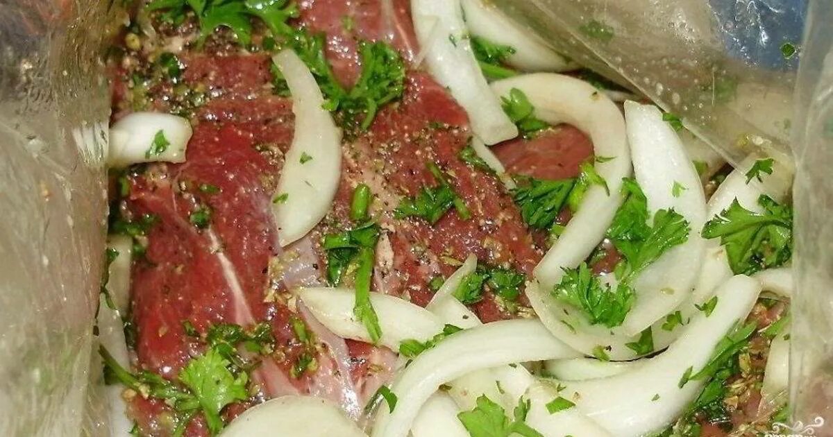 Маринад для шашлыка из свинины на луке. Шашлык в маринаде с луком. маринованный лук к шашлыку. шашлык в маринаде с зеленью. луковый маринад для шашлыка.