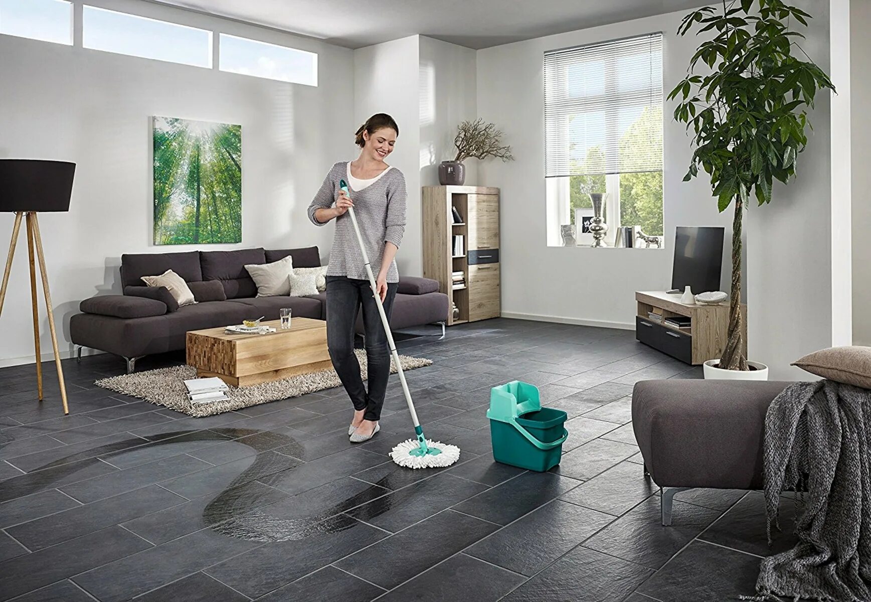 Женщина с тряпкой. Уборка кухни. Швабра hausmann cosmic. Уборщица картинка. Уборщик со шваброй.