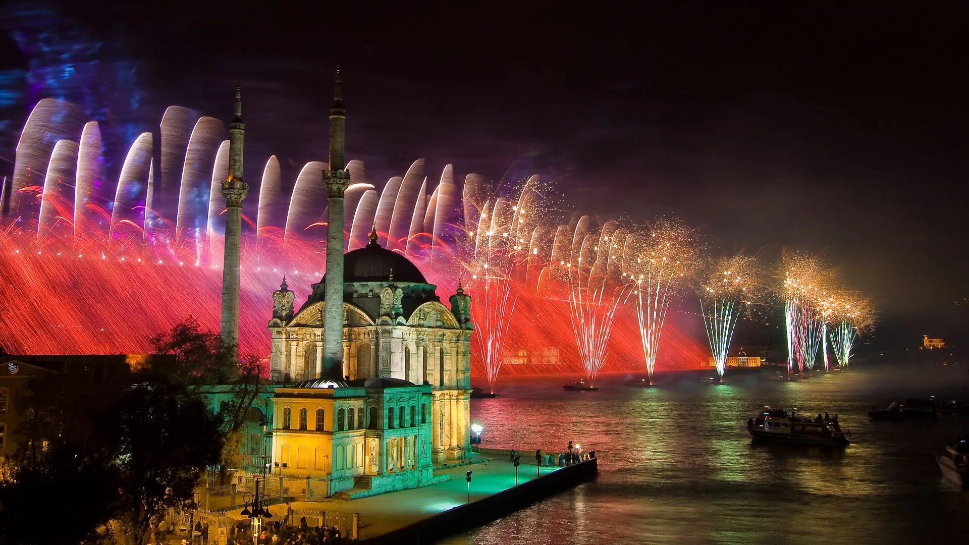 Turkey new. Ортакёй Стамбул салют. Фейерверки в Стамбуле. Стамбул новогодний Босфор. Новогодний фейерверк в Стамбуле.