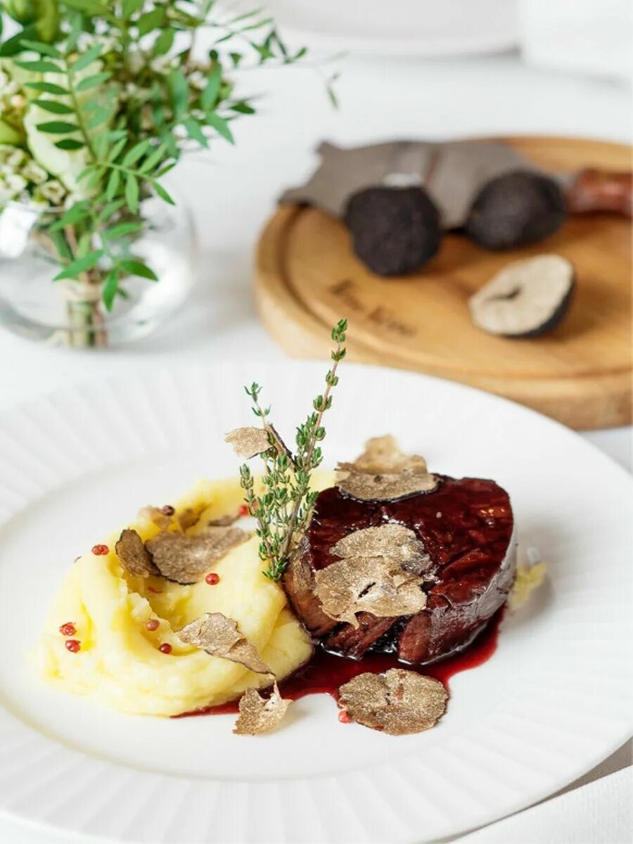 Трюфели грибы блюдо. Ресторанные блюда. Трюфели грибы блюдо. Утиная грудка турнедо. Блюда из трюфеля.