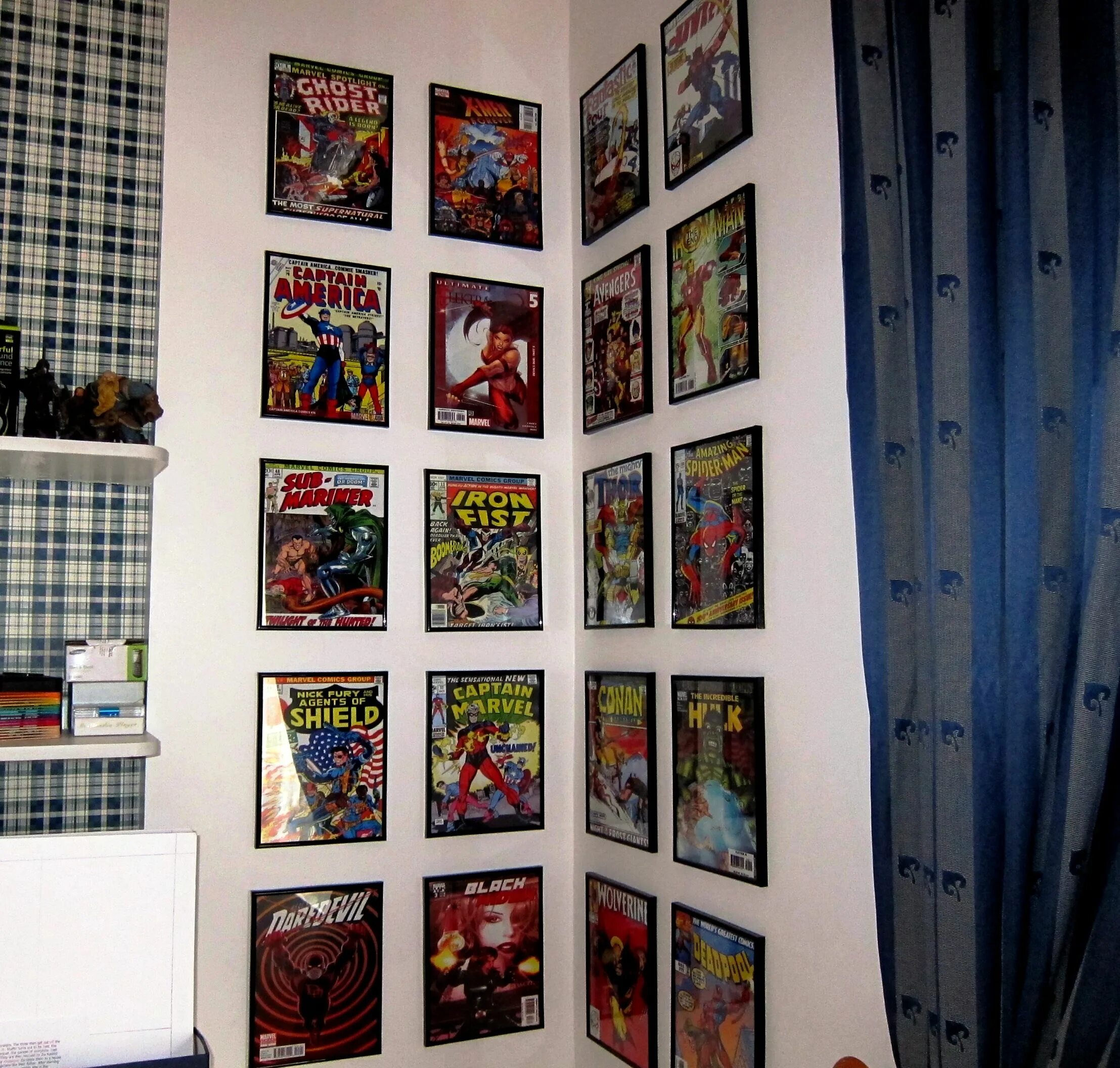 Comics room. Комната Marvel. Полка с комиксами в комнате. Комикс оформление необычное. Балкон в стиле Марвел.