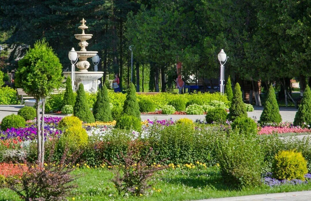 Черкесск парк зеленый остров. ПКИО зеленый остров Черкесск. Карачаево Черкесская Республика парк зеленый остров. Фонтан зеленый остров Черкесск.