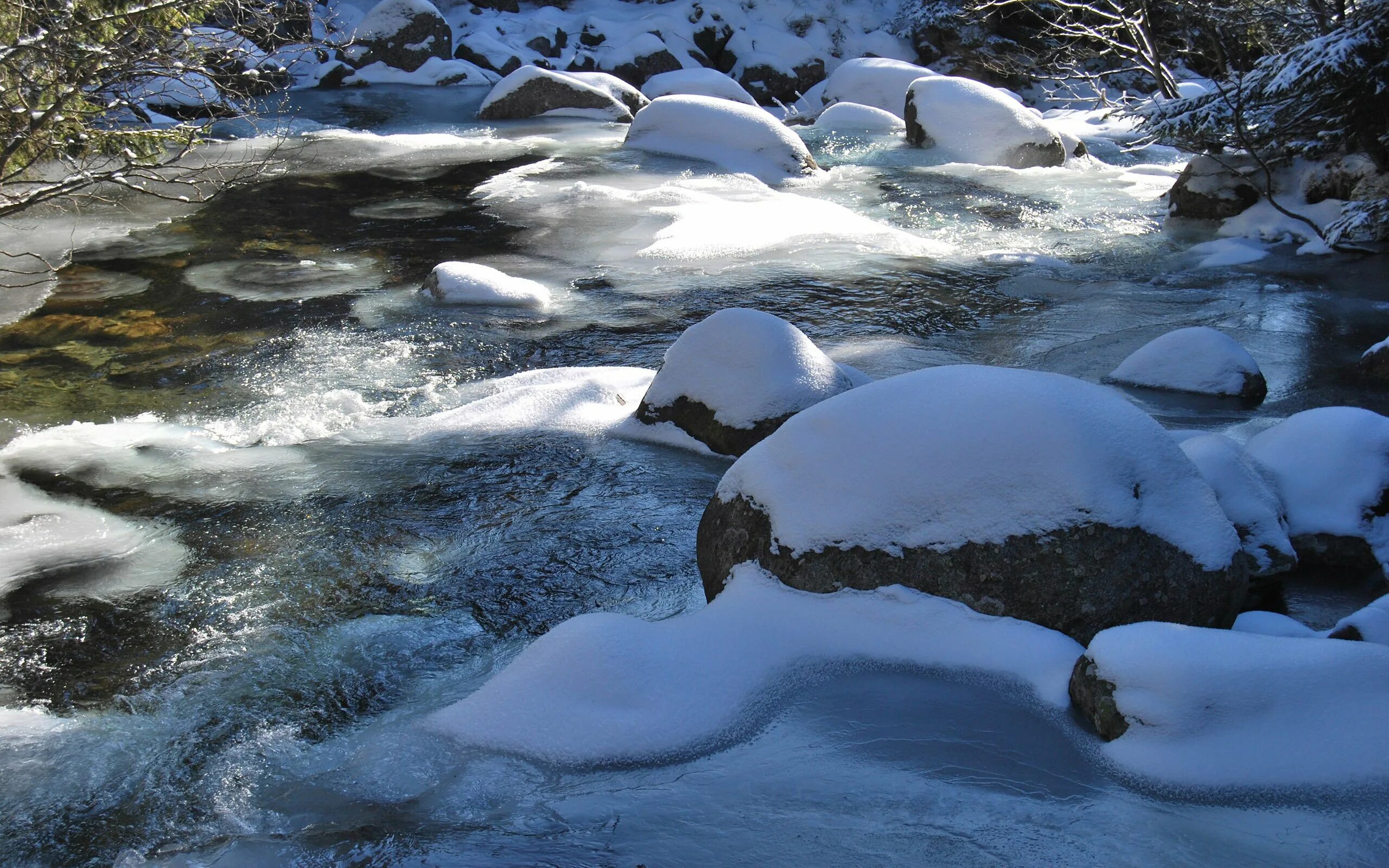 Река зимой. Зимний ручей. Ручьи весной. В течении горного ручья вода