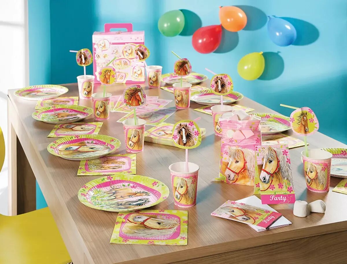 Провести день рождения 5 лет. Детский стол на день рождения. Сервировка етмного стола. Детский праздничный стол на день рождения. Сервировка стола на день рождения ребенка.