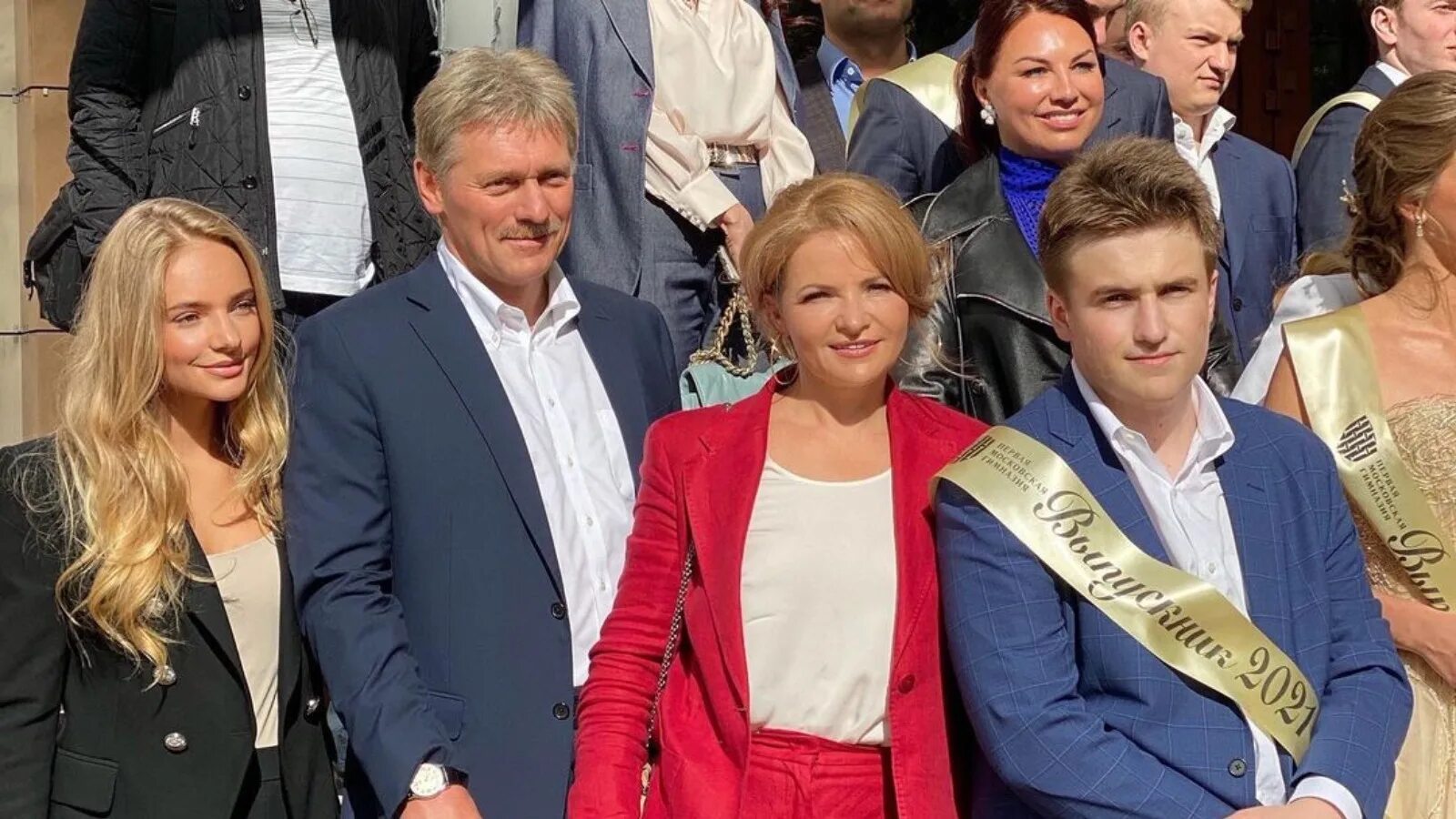 Дочь пресс секретаря пескова фото. Семья пресс секретаря пескова. Жена дмитрия пескова. Семья пресс секретаря пескова. Песков с женой фото.