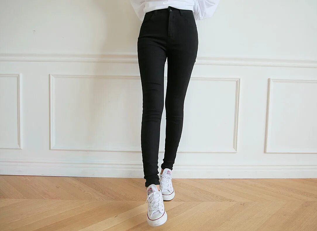 черные джинсы на девушке. черные джинсы на девушке. обтягивающие штаны женские. чёрные обтягивающие джинсы. черные джинсы в обтяжку.