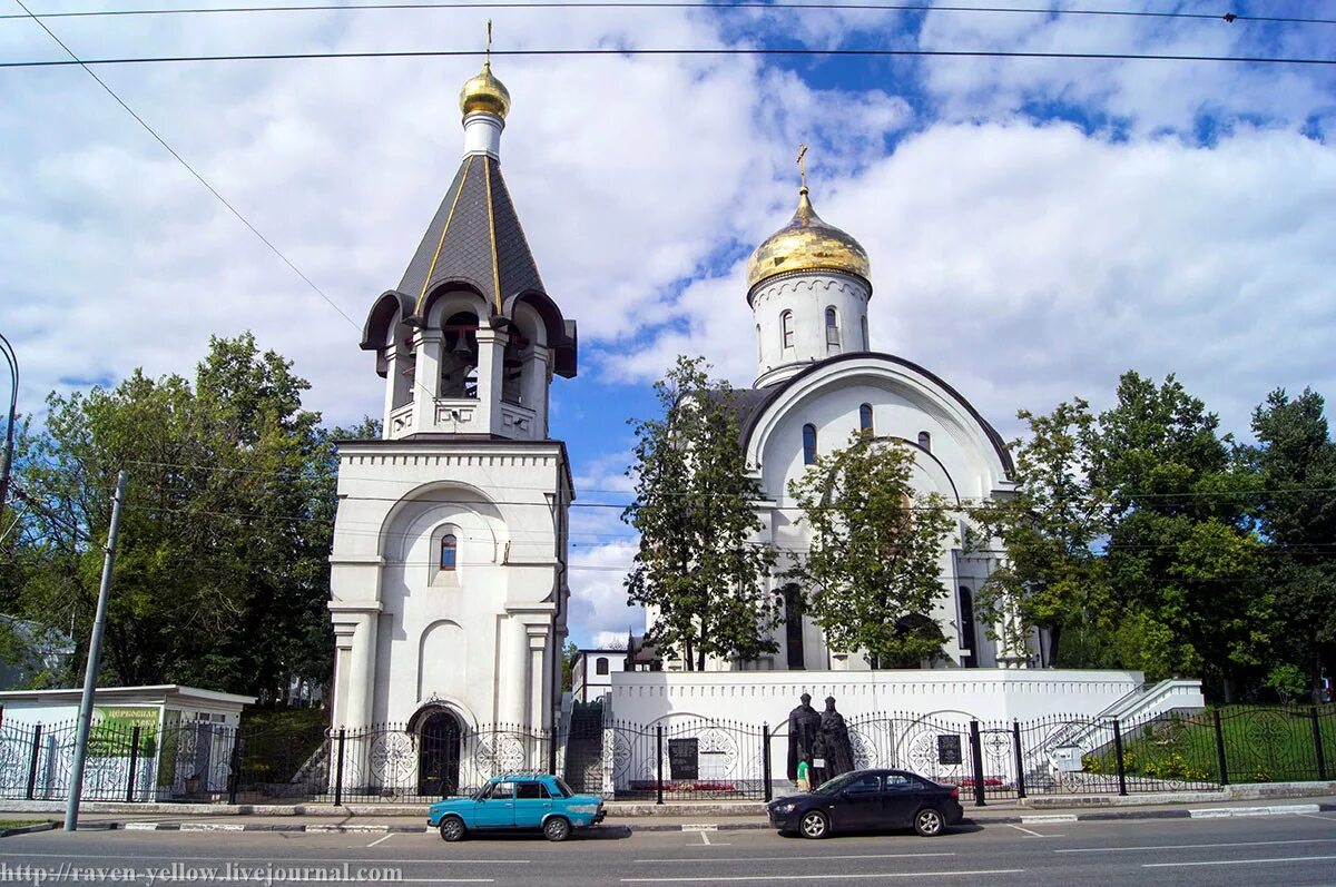 Храм преподобной Евфросинии Московской. Памятник у храма Ефросиньи Московской. Храм Евфросинии в Зюзино. Храм Ефросиньи Московской Пенза.