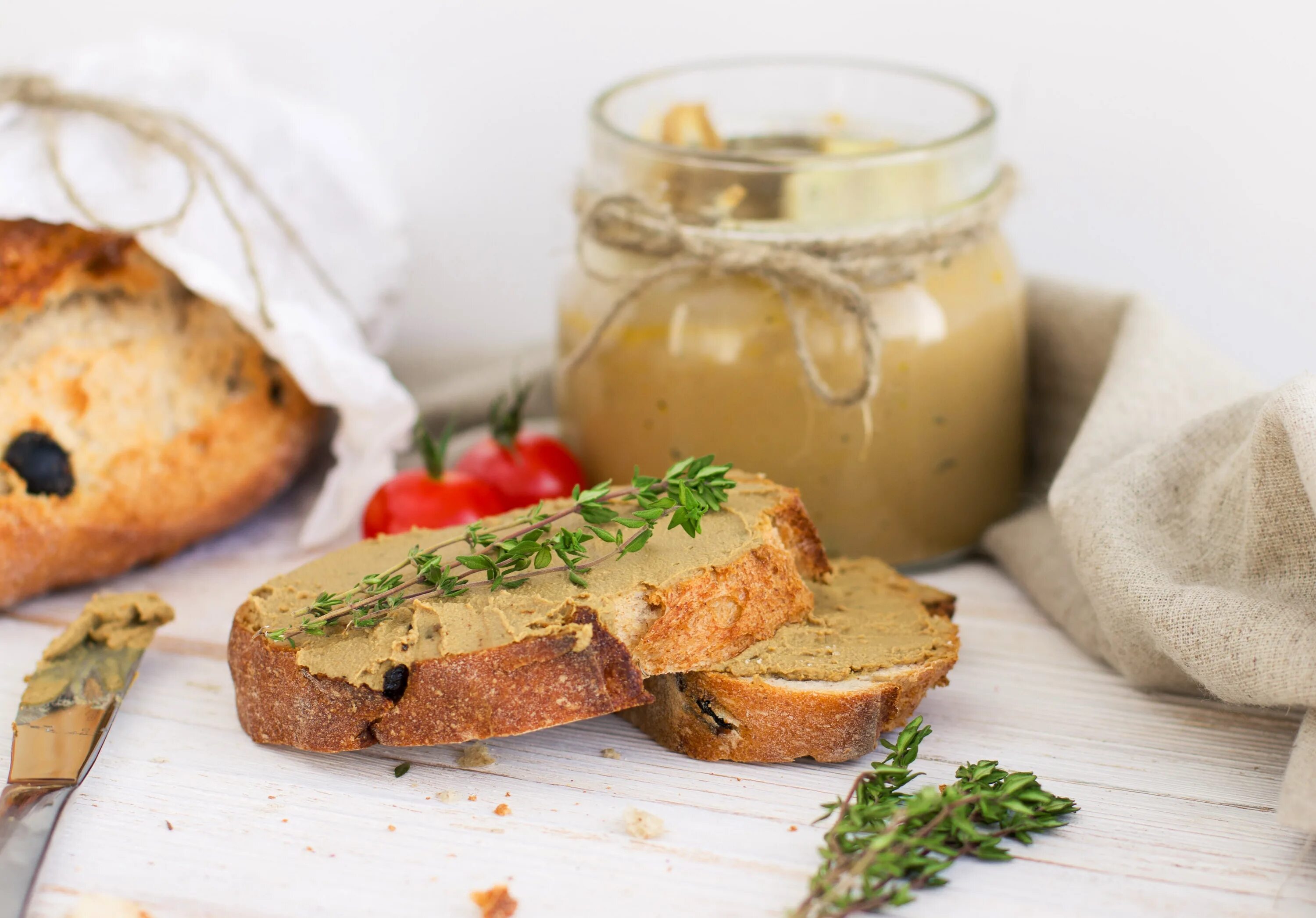 Паштет куриный в духовке. Паштет. Паштет из куриной печени. Бутерброды с паштетом. Бутерброды с паштетом из печени.