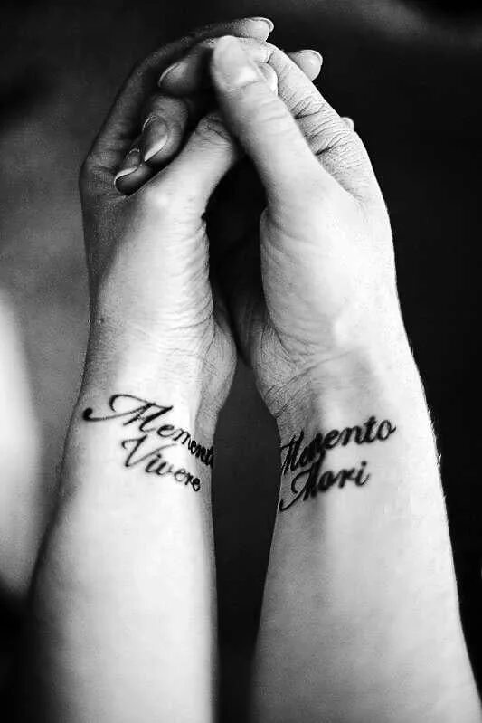 Тату на руке всегда рядом. Мементо мори на руке. memento mori тату на руке. memento mori тату на запястье. тату помни о смерти на руке.