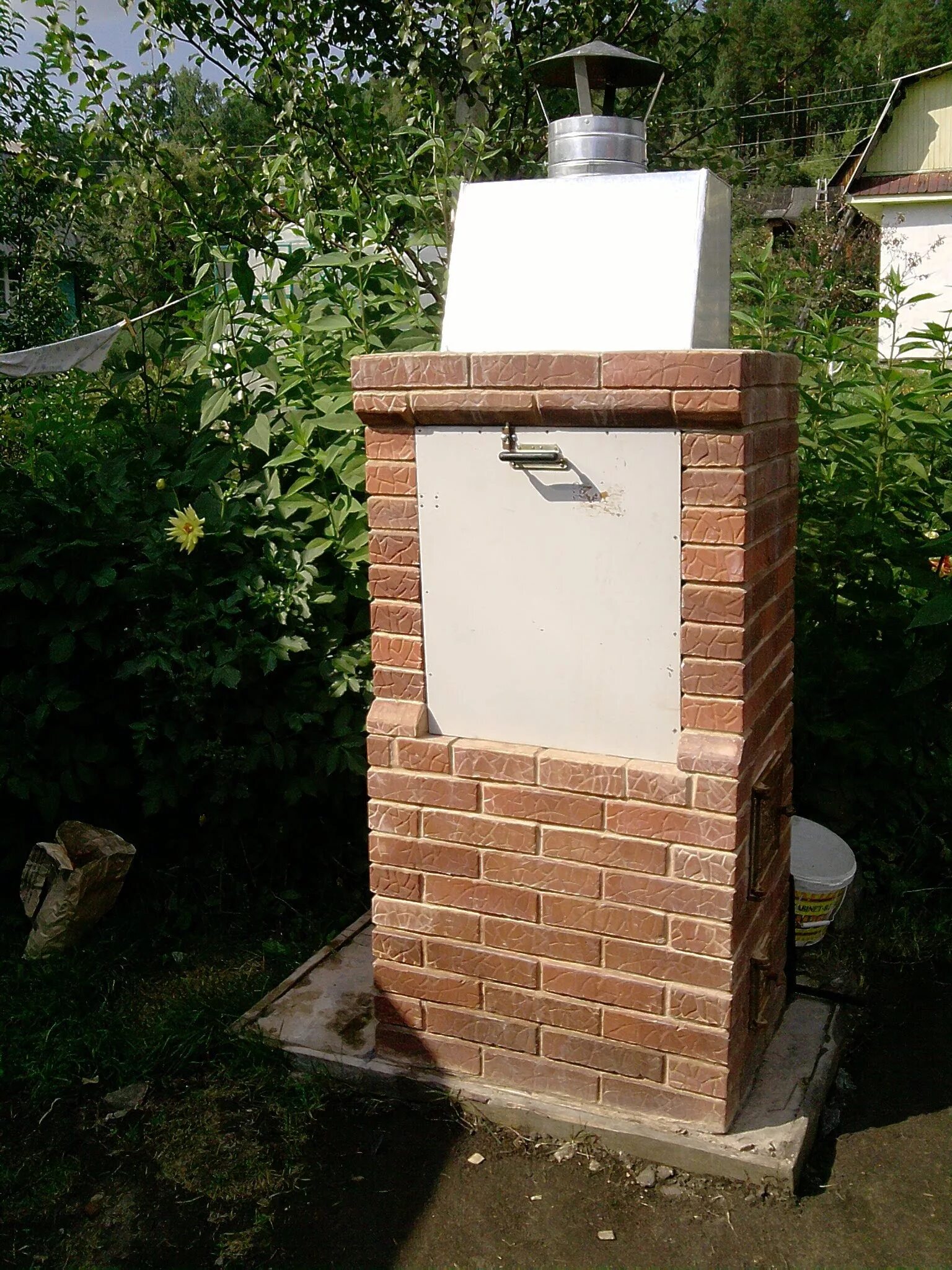 Кирпичная коптилка холодного копчения. Стационарная коптильня из кирпича. Коптильней из кирпича. Кирпичная коптильня горячего копчения. Коптильней из кирпича.