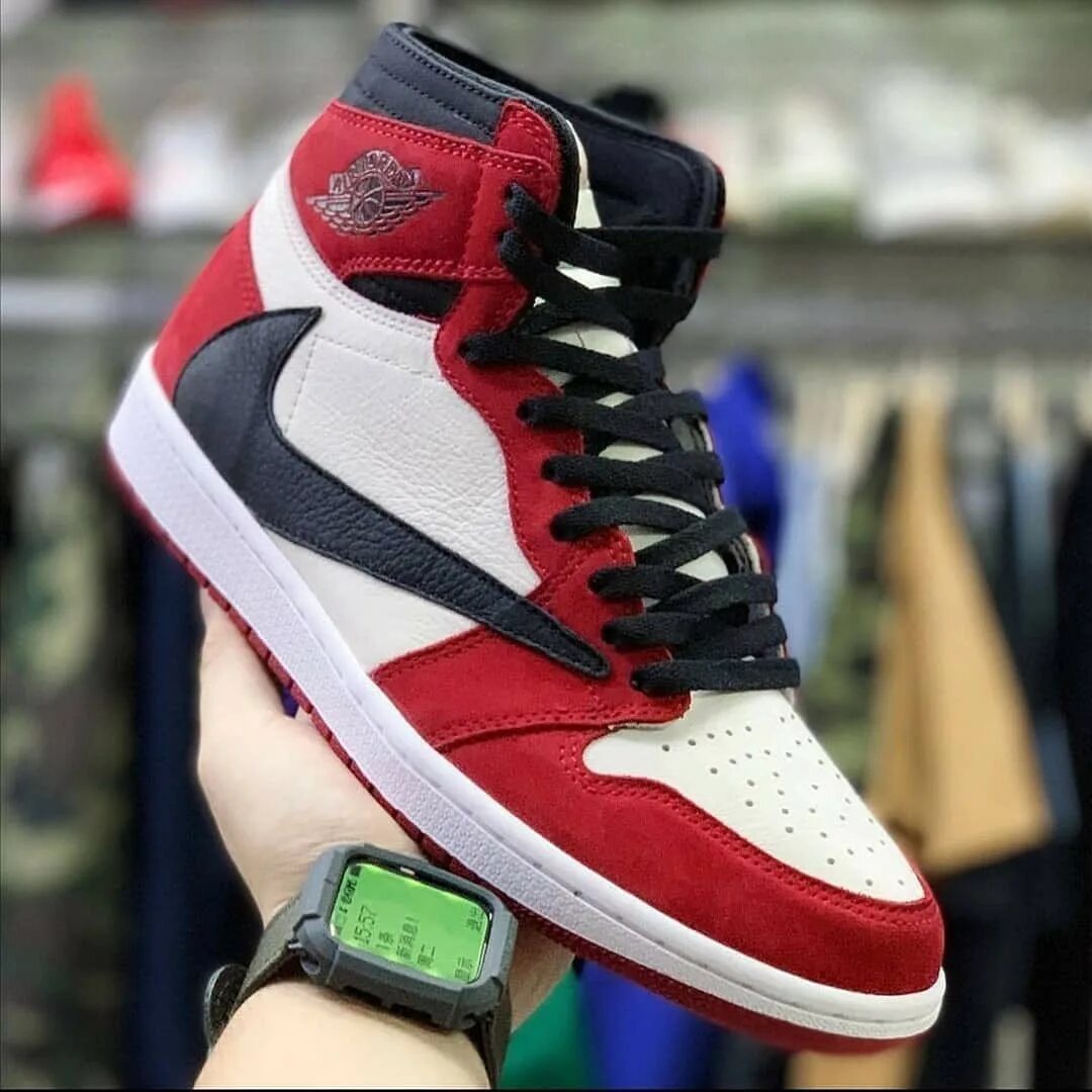 Перевернутые найк. Nike Air Jordan 1 Travis. Nike Air Jordan 1 Travis Scott красные. Найк Air Jordan 1 Travis Scott.