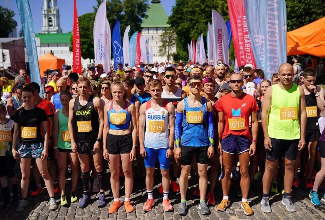 сергиевым путем забег. московский марафон 2021. спортивные мероприятия. беговая лига подмосковья. полумарафон сергиев посад 2024.