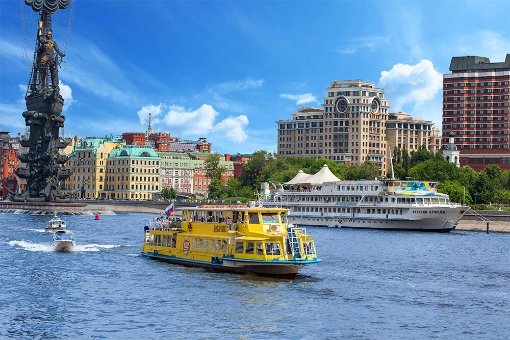 Речной центр москва. Теплоход Москва река. Теплоход Алые паруса Москва. Алые паруса теплоход Москва река.