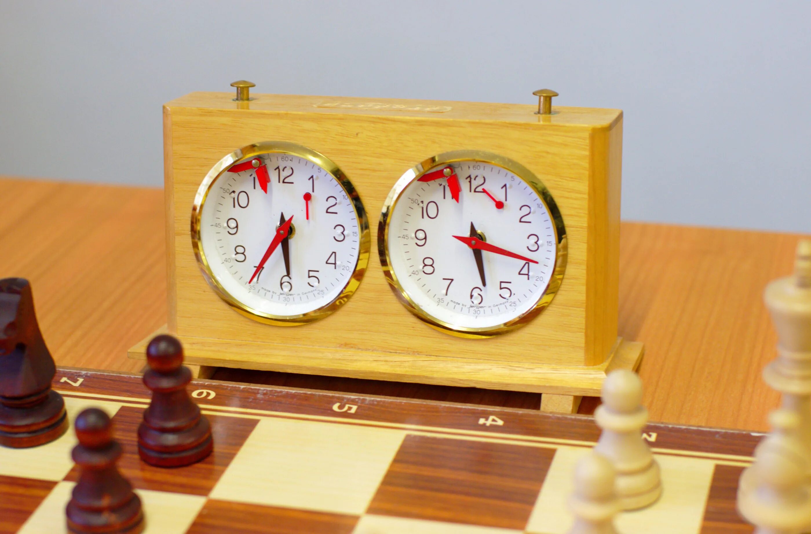 Цейтнот что значит. Часы шахматные кварцевые 9906. Шахматные часы для детей. Первые шахматные часы. Часы шахматные механические.