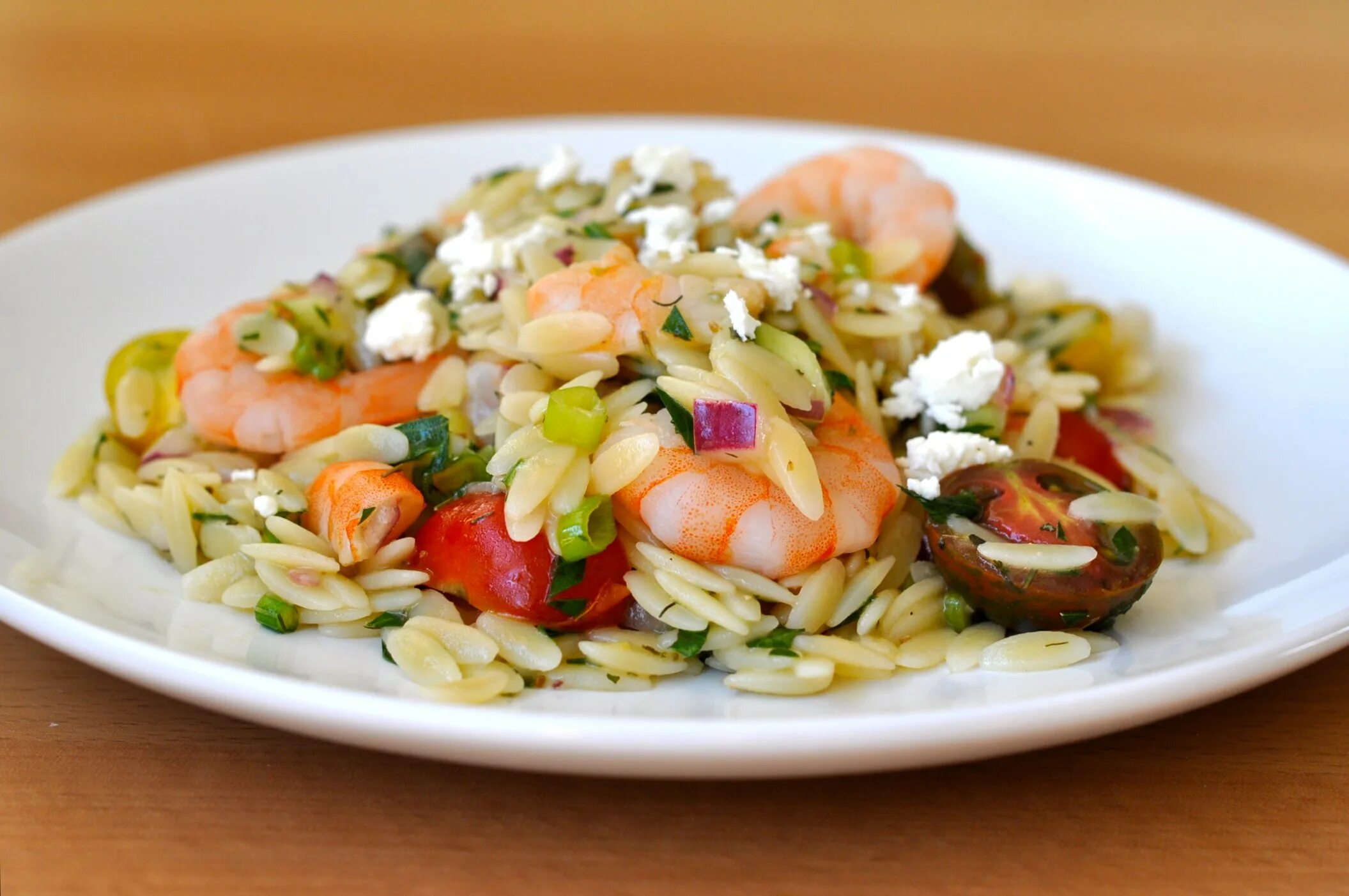 Паста орзо с морепродуктами. Орзо с кальмаром. Орзо с креветками в сливочном соусе. Орзо с креветками в сливочном соусе. Орзо с морепродуктами в сливочном соусе.