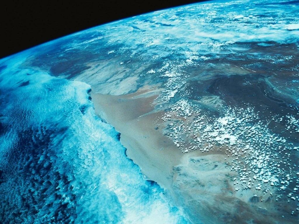 Покрытая водой часть земли. Вид земли из космоса. Тихий океан вид из космоса. Индийский океан из космоса. О земле и космосе.