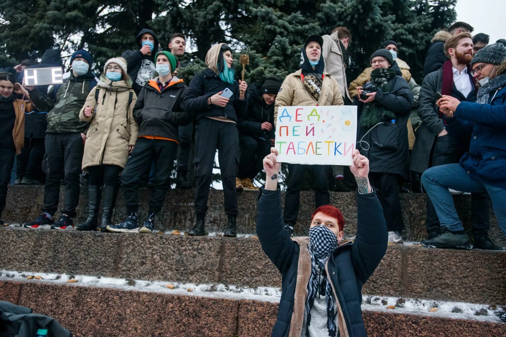 Несовершеннолетние на митинге. Митинги в Норвегии. Участие в митингах. Участие подростков в митинге.