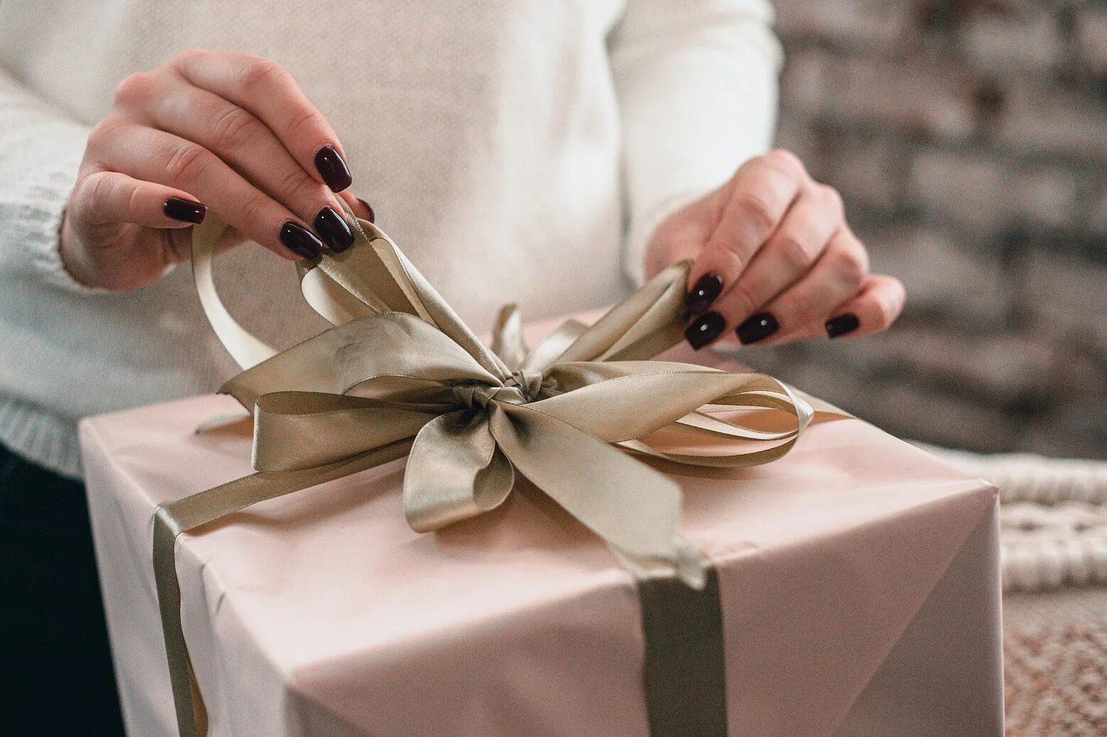 Подарок. Вручение подарка. Подарок сюрприз. Вручает подарок. Как получить новый подарок