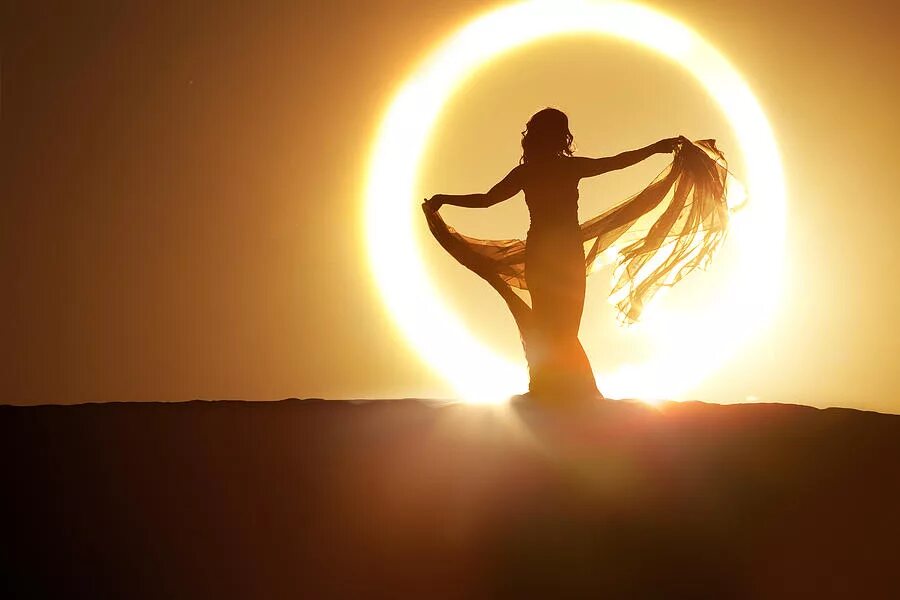 Будьте светом самой себе. Девушка солнце. Солнце и человек. Женская энергия. Человек в лучах солнца.