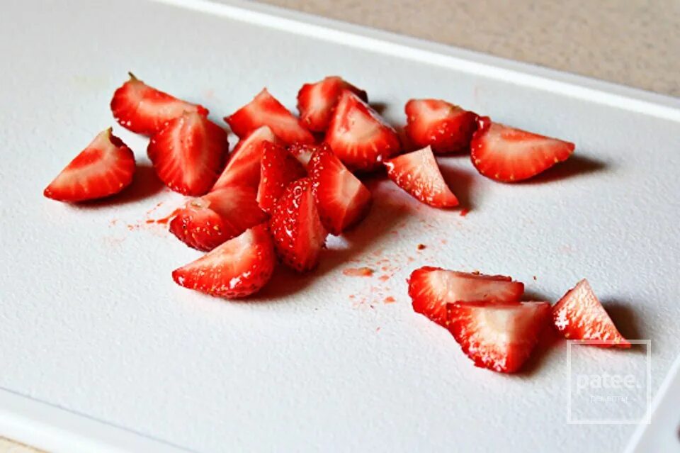 Как красиво нарезать клубнику. Клубника нарезанная. красиво нарезать клубнику. ягоды разрезанные. нарезанная клубника дольками.