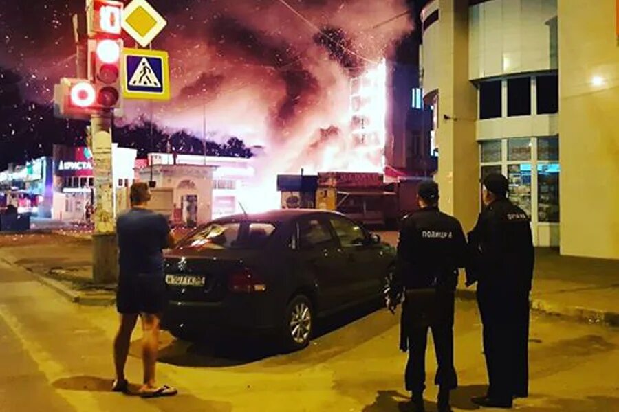 Что горит в тамбове сегодня. Пожар в тамбове сегодня ночью. тамбов пожар 09.10.2025. центральный рынок ночью. пожар на центральном рынке вчера.