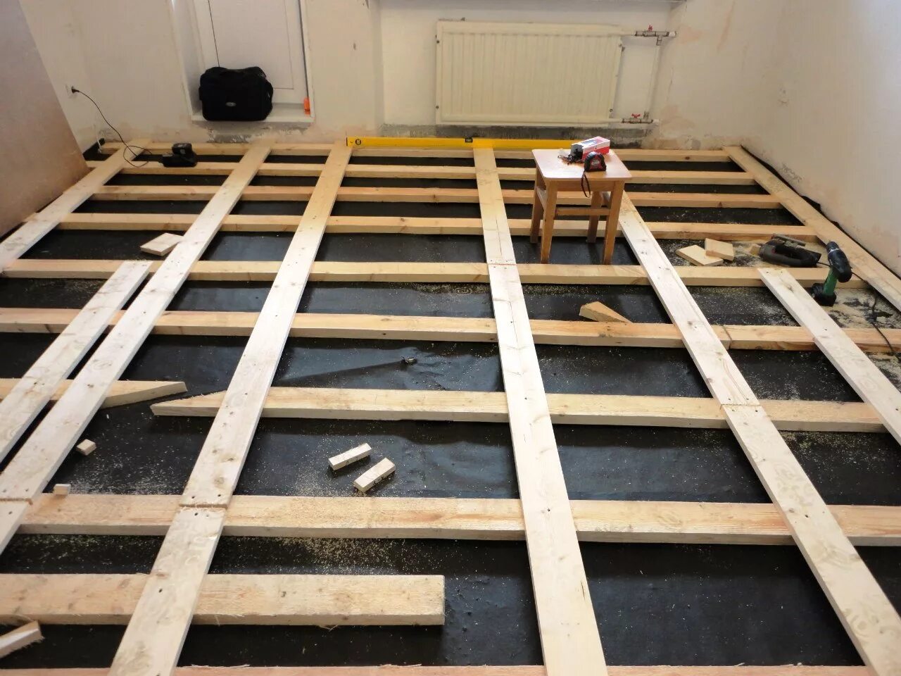 лаг пола стяжка. кнауф суперпол по лагам. кнауф пол регулируемые полы. лаги 150х50 на бетонный пол. изоспан под лаги на пол.