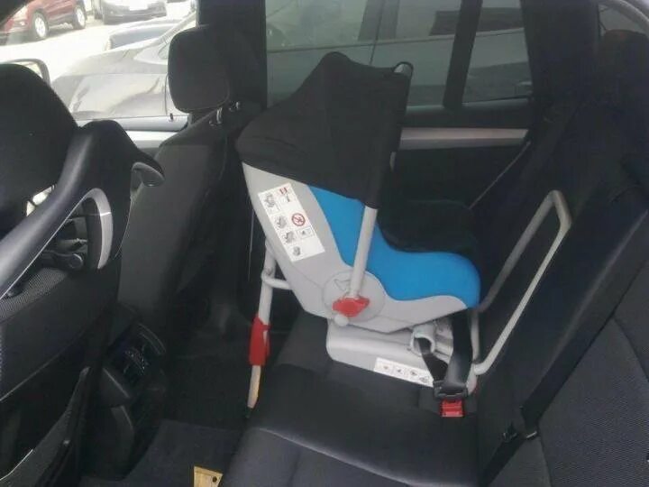 Кресло в машину авито. BMW Baby Seat 0+. Автокресло БМВ 0+. Isofix в BMW x3 f25. Крепление детского кресла БМВ.