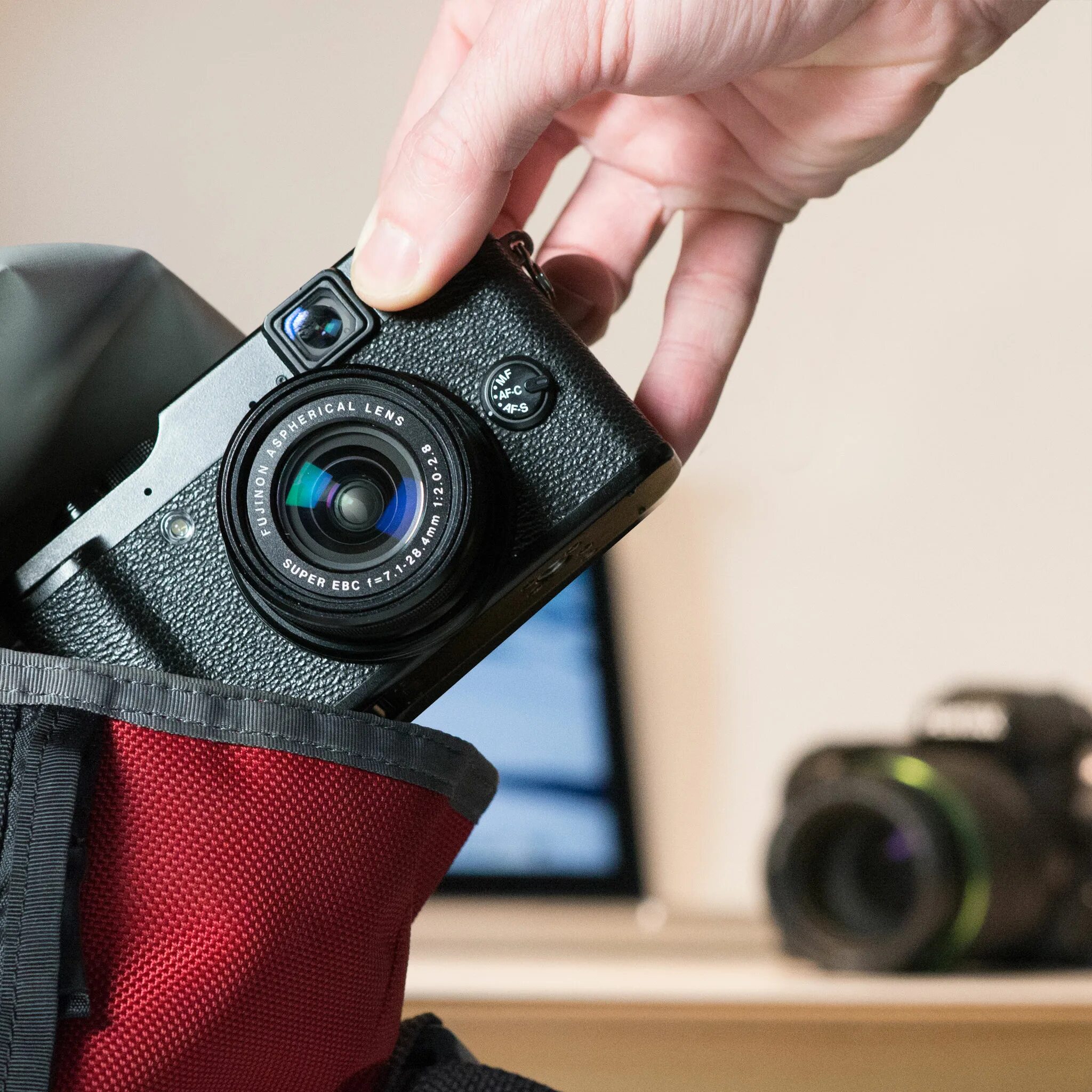 Компакт камера. Компактная видеокамера для путешествий. Компактная фотокамера для путешествий. Компактная камера для профессионального фотографа. Компактные видеокамеры высокого разрешения для путешествий.