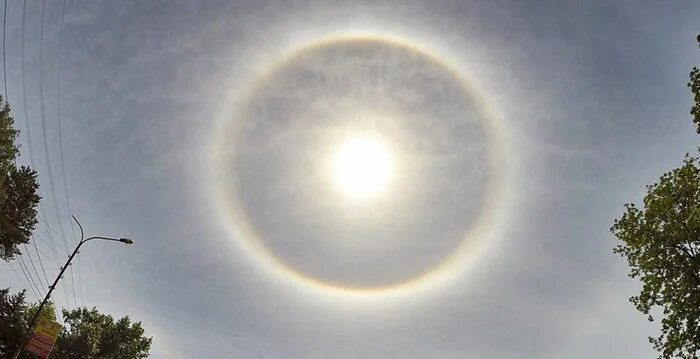 Круг вокруг фото. Гало радуга вокруг солнца. Солнечное гало вокруг луны. Гало вокруг солнца и луны. Гало радуга вокруг солнца.