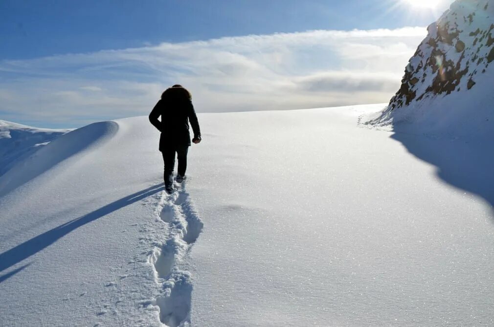 Walking snow rum перевод. Человек идет по снегу. Человек идет один по снежной долине. Walk in Snow. Человек идет по заснеженной тропе в горах.