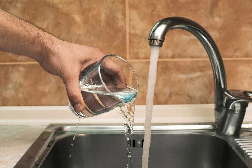 Включи просто воду. Вода из крана. Вода льется из крана. Кран с водой. Кран для питьевой воды.