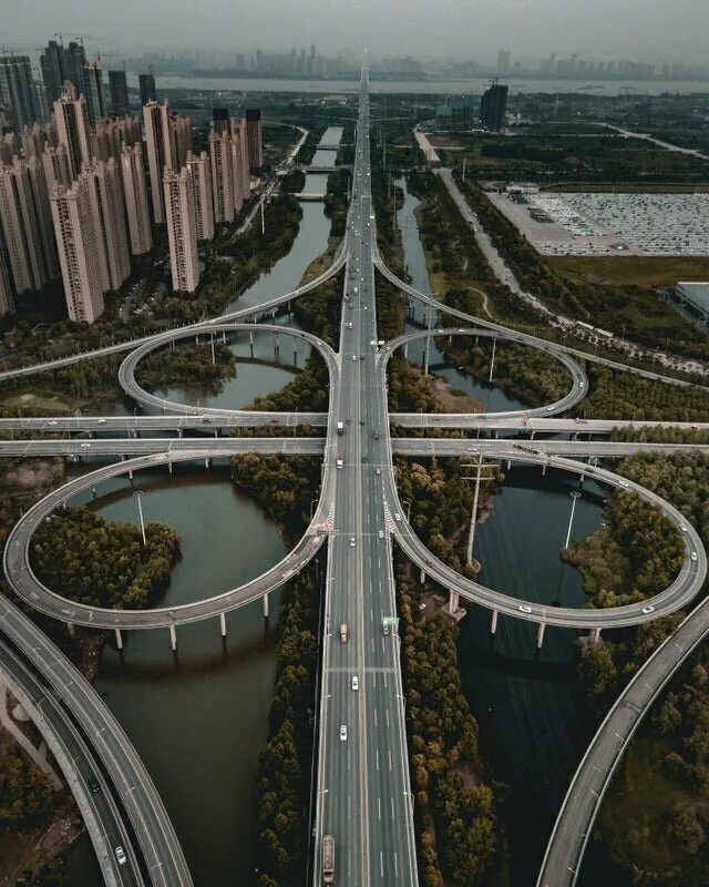 Эстакады в китае. Развязка лос анджелес. Дорога в городе. Дорожная развязка вид сверху. Много дорог в городе.