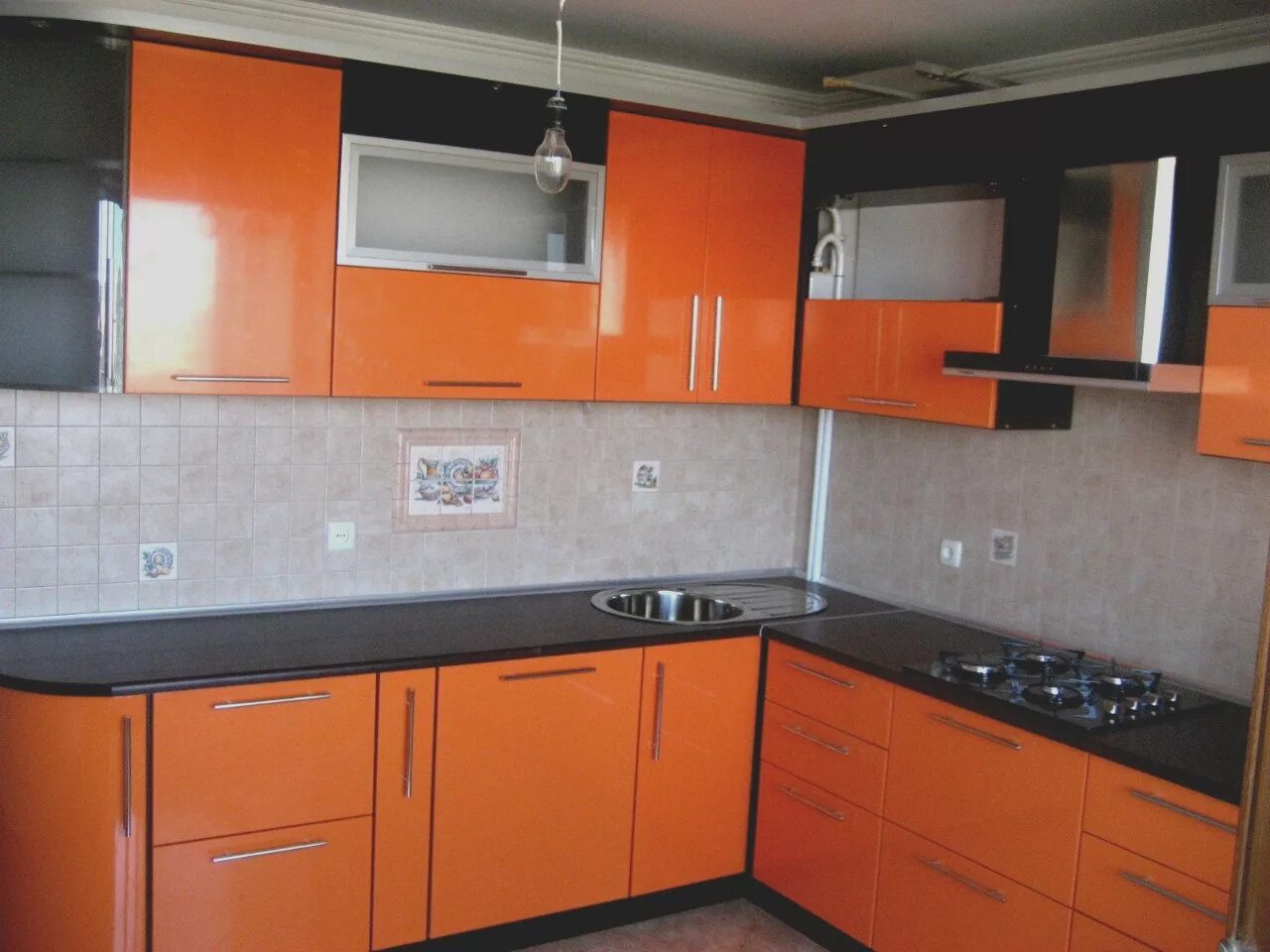 Кухни оранжевая столешница. Оранжевая кухня. Кухонный гарнитур оранжевый с серым. Кухонный гарнитур оранжевый с черным. Кухня оранжевая с черным.