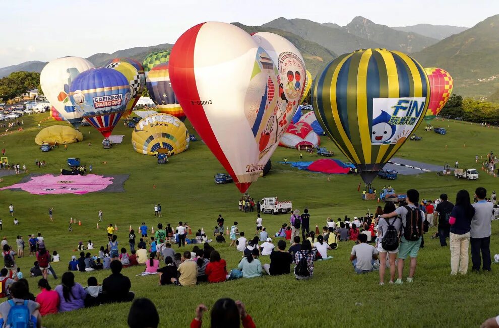 Гонка на воздушных шарах. Фестиваль воздушных шаров в Швейцарии. Каппадокия фестиваль воздушных шаров 2022. Воздушные шары аэростаты. Воздушный шар аэростат.