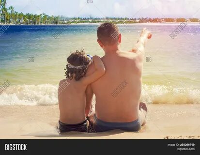 Projenizin bütçesine uygun fiyatlı, yüksek kaliteli Father son having fun o...