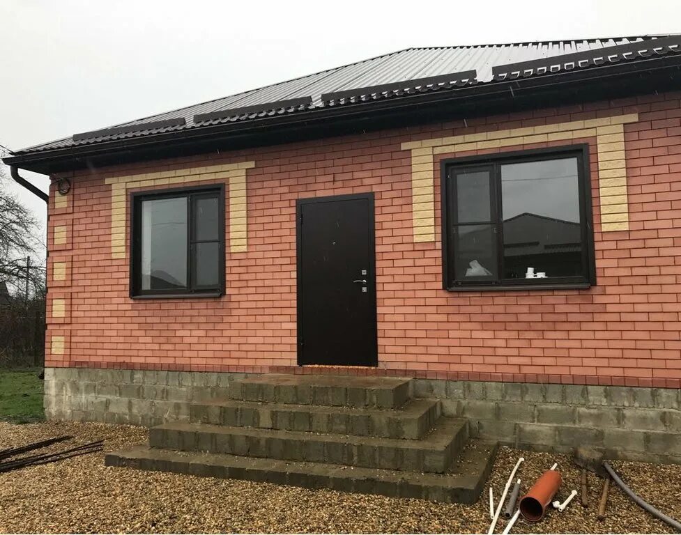 продажа дома. коттеджный поселок знатный двор краснодар. краснодар хутор ленина знаменский. одноэтажный дом краснодар. одноэтажный дом с кирпичным забором.