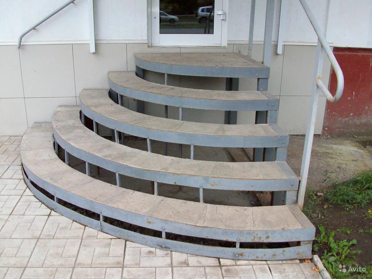 ступени из террасной доски. угловые ступеньки на террасу. лестница деревянная. красивые угловые лестницы. крыльцо полукруглое для частного.