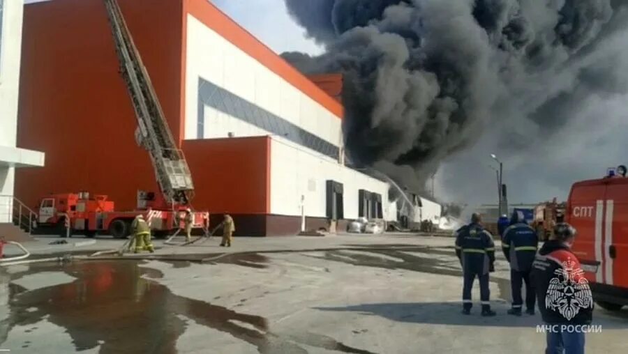 Тушение пожара. Пожар на заводе в Арамиле. Огромный пожар. Пожар в здании.