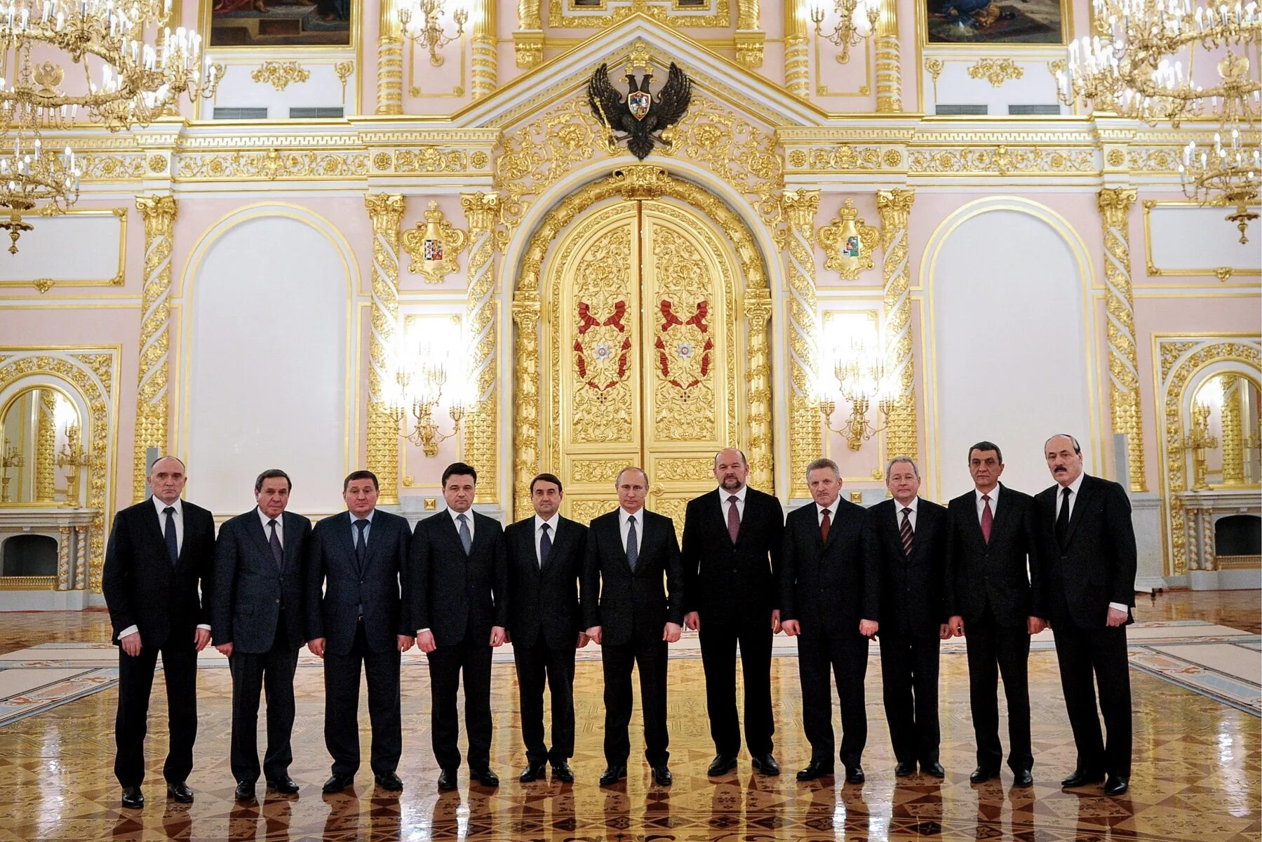 Кремль правительство. Здание правительства в Кремле. Москва здание правительства в Кремле РФ. Здание президента РФ.