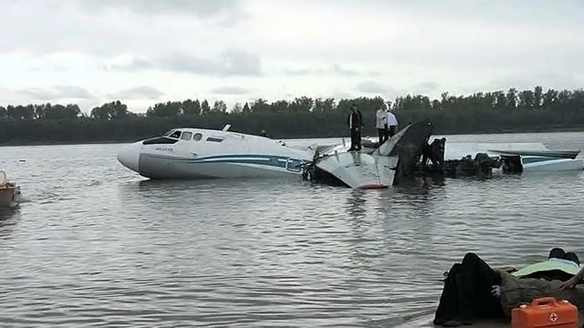 Аварийные посадки самолетов на воду. АН 24 Обь. АН 24 приводнение на Обь. АН 24. Приводнение на реку Обь. Аварийная посадка АН-24 на Обь.