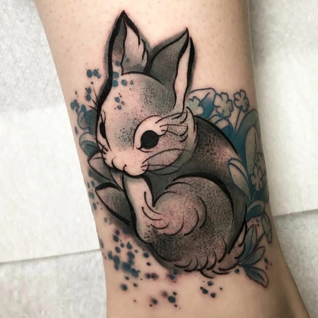 Заяц тату эскиз. Тату банни. Bunny tattoo. Тату заяц для девушек. Красивые маленькие татуировки.