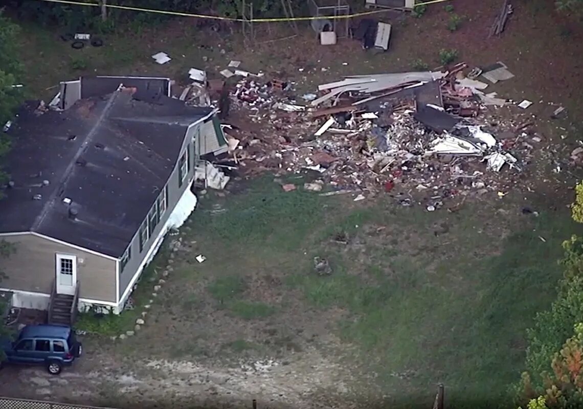 Видеть крушение. В США упал самолет на жилой дом. Самолет в Северной Каролине. Транспортник упал на жилой дом. Самолет упал на двухэтажный дом.