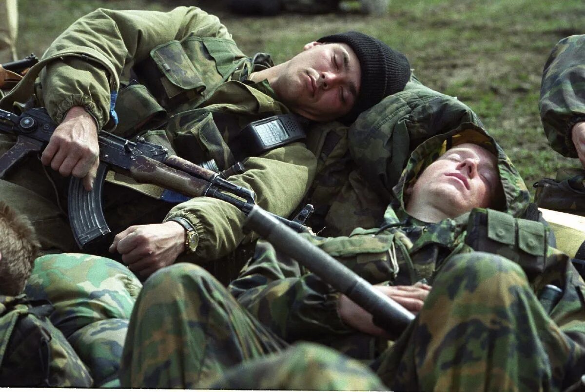 Россия устала. Русские солдаты в Чечне. Солдат Российской армии.