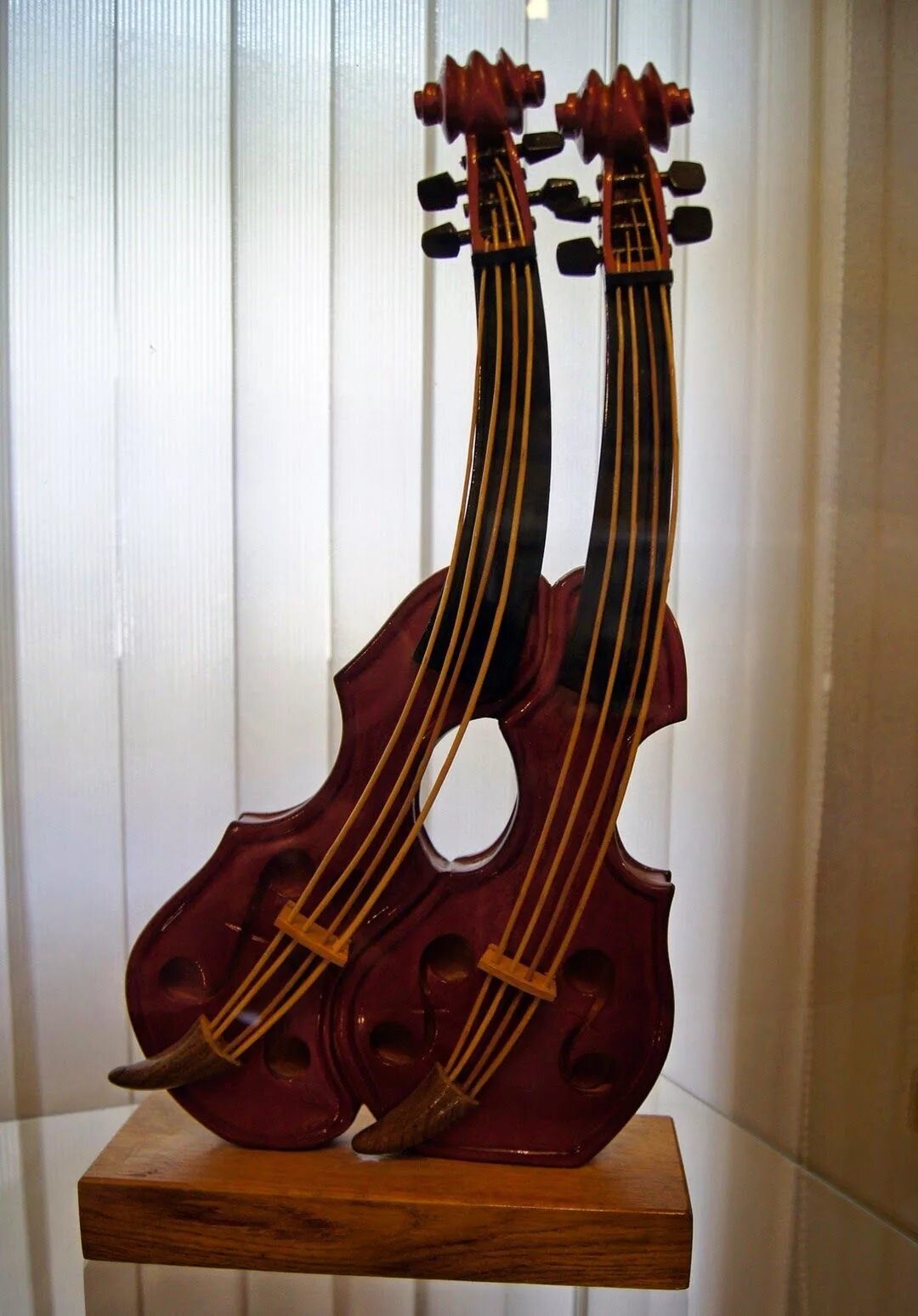 Пятиструнная электроскрипка. Необычные музыкальные инструменты. Современные скрипки. Необычная скрипка. Скрипка сложно ли