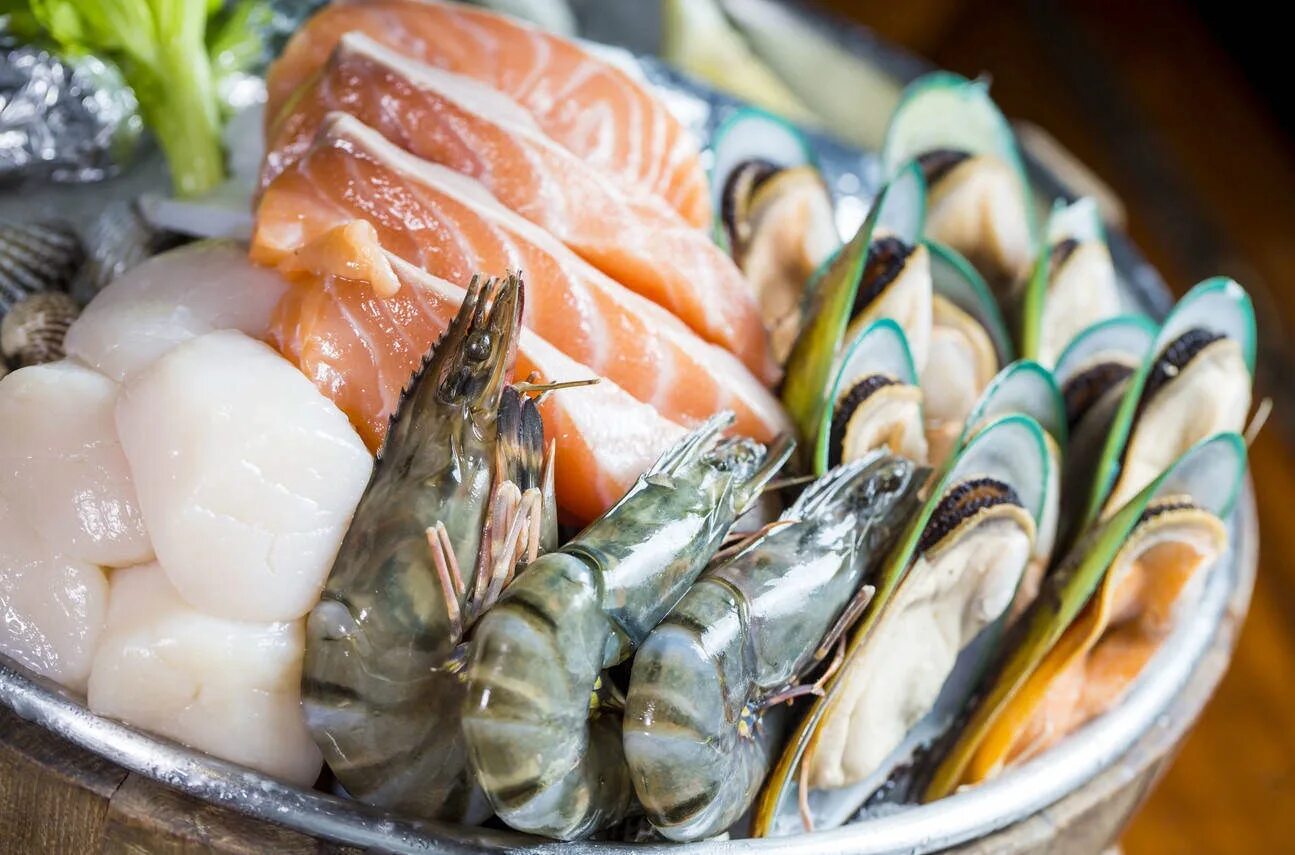 Морепродукты. Морские продукты. Свежие морепродукты. Рыбные продукты.