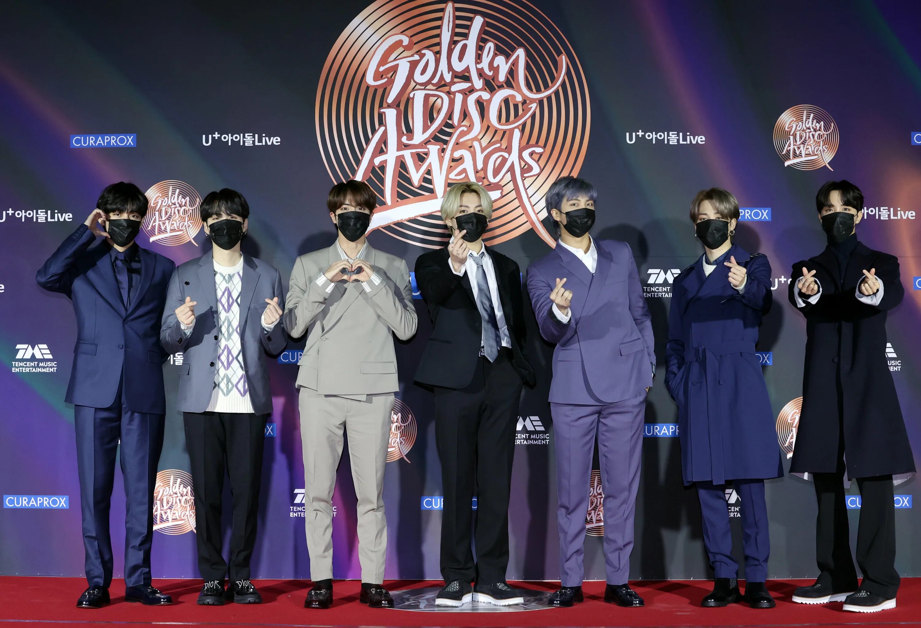 Bts awards. Golden Disk Awards 2021 BTS. БТС на церемонии Грэмми 2021. БТС на красной дорожке Грэмми 2021. БТС на премии 2021.