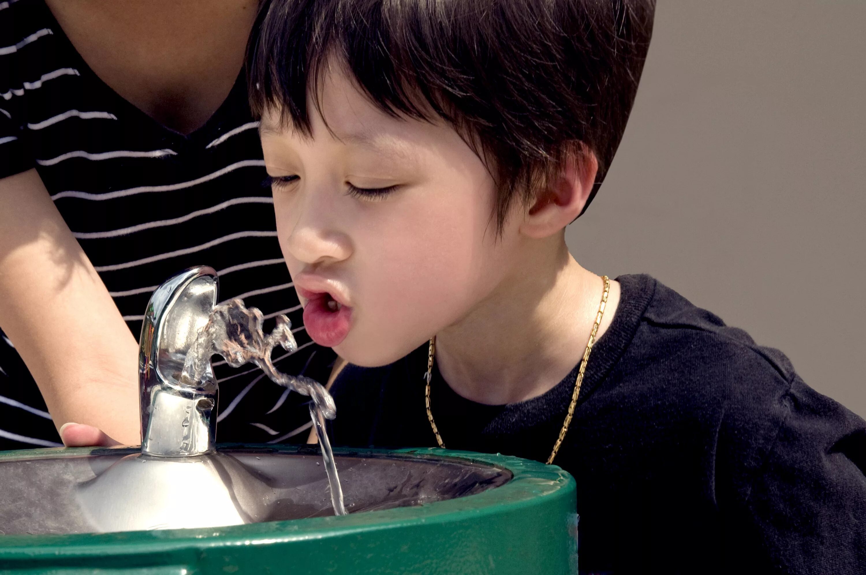 Картинка остудить воду. Drink your Water boy. Korean boys Water drinking. Children drinking Water in the Kitchen. Игры набирать воду