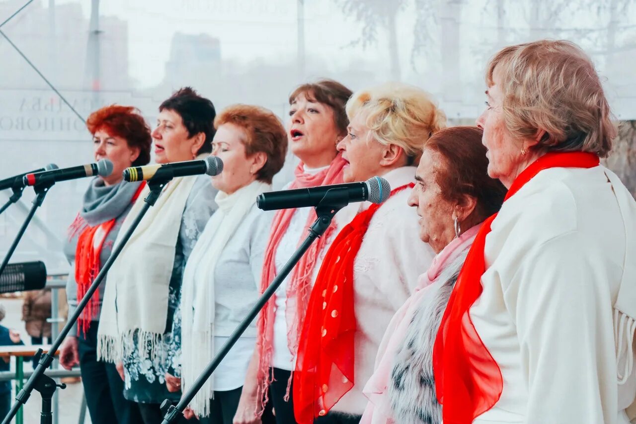 Пения московского. Хор Московского долголетия. Хоровое пение Московское долголетие. Хор проекта Московское долголетие. Сводный хор Московского долголетия.