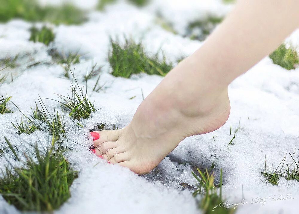 Фотосессия зимой в платье на улице. Весна девушка снег. Волшебница-зима. Снегопад весной. Ранняя весна для детей.